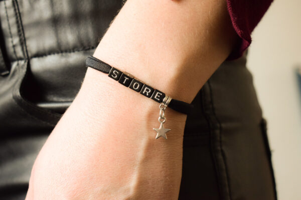 Armband met letters en zilveren bedel