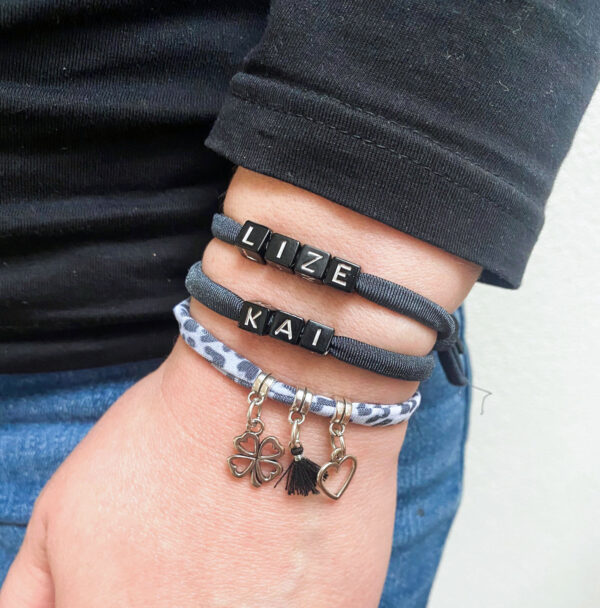 Armbanden set 2 letters en bedels zilver